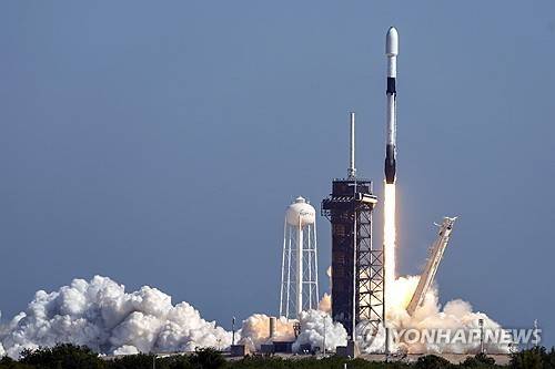 미국 플로리다주 케네디우주센터에서 발사되는 스페이스X의 '팰컨9' 로켓. [AP 연합뉴스 자료사진. 재배부 및 DB 금지]