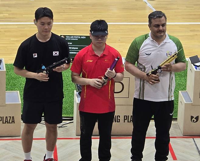 아시아사격선수권 은메달을 차지한 홍수현(왼쪽) [장갑석 사격 대표팀 감독 제공. 재판매 및 DB 금지]