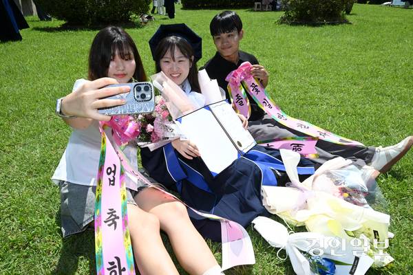 19일 오전 용인시 기흥구 강남대학교에서 열린 ‘2024학년도 후기 학위수여식’에서 졸업생들이 기념촬영을 하며 추억을 남기고 있다. 2025.8.19 /최은성기자 ces7198@kyeongin.com