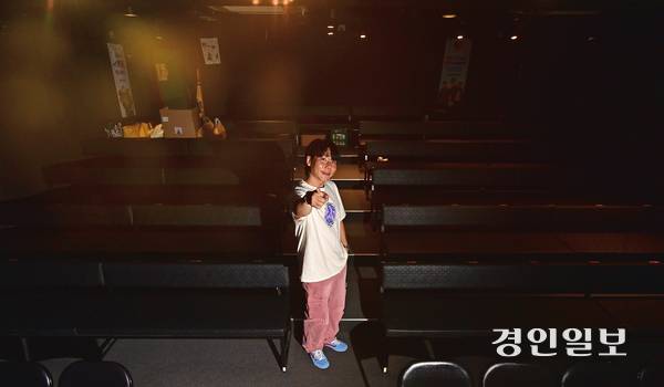 ‘필근아 소극장’에서 송필근이 포즈를 취하고 있다. 2025.8.9 /조재현기자 jhc@kyeongin.com