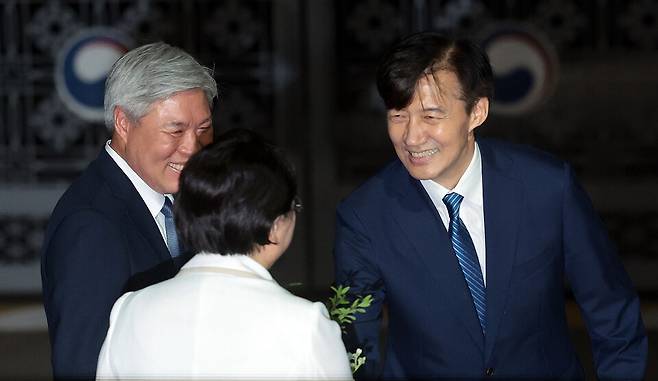 ▲ 조국혁신당 조국 전 대표가 15일 서울 구로구 남부교도소에서 광복절 특별사면·복권 조치로 출소하며 김선민 당 대표 권한대행과 인사하고 있다. /연합뉴스