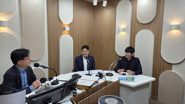 &nbsp;이도형 앵커와 더불어민주당 조성환(계양1) 시의원, 국민의힘 김용희(연수2) 시의원