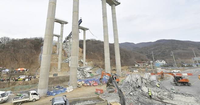 지난 2월 세종-안성간 고속도로 붕괴현장 모습<기호일보 DB>