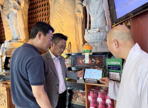 KT는 대한불교조계종 용화사에 태블릿 기반 디지털 불전함 'KT 하이오더'를 구축했다./KT충남/충북광역본부 제공