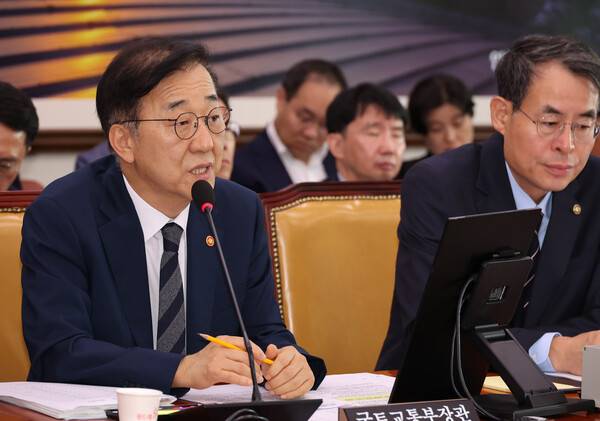 19일 서울 여의도 국회에서 열린 국토교통위원회 전체회의에서 김윤덕 국토교통부 장관이 의원 질의에 답하고 있다.&nbsp; 연합뉴스