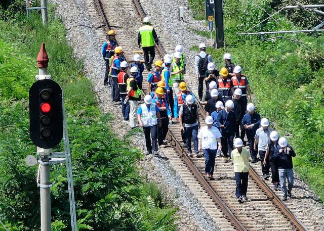 19일 청도군에서 무궁화호 열차가 철로 점검에 나선 근로자들을 잇따라 치면서 2명이 숨지고 5명이 중경상을 입는 사고가 발생했다. 코레일 등 관계자들이 사고 현장을 조사하고 있다. 연합뉴스