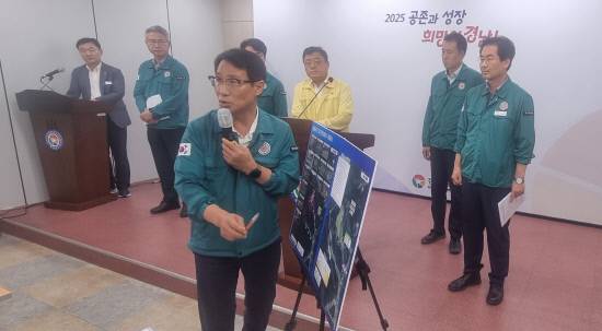 19일 오전 경남도청 프레스센터에서 열린 수해복구 관련 브리핑에서 산청군 관계자가 수해피해 이주민단지 조성과 관련해 설명하고 있다.조윤제 기자
