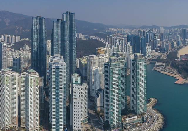 지난 6월 부산에서 실제 거래된 아파트 실거래 가격은 0.95% 오른 것으로 나타났다. 사진은 부산 마린시티와 일대 전경. 부산일보 DB