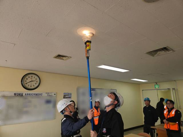 여름철 지속적인 고온과 습도 상승으로 화재 감지기 오작동이 잇따르고 있다. 사진은 지난 3월 소방 당국이 화재경보기 점검에 나선 모습. 부산소방재난본부 제공