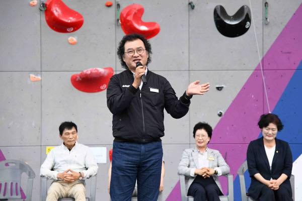 지난 7월 6일 열린 '2025 상주시장기 스포츠클라이밍대회'에서 강민구 체육회장이 축사를 하고 있다.