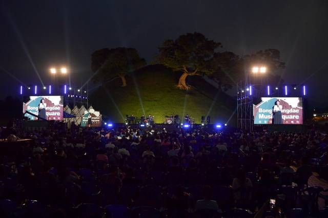 경주 봉황대에서 진행되는 뮤직스퀘어 공연 장면. 경주시 제공