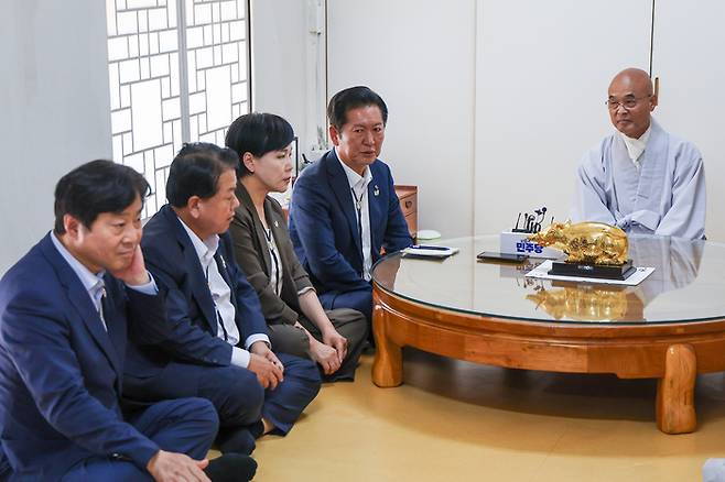 더불어민주당 정청래 대표(오른쪽 두번째)를 비롯한 지도부가 19일 경북 경주시 불국사를 방문해 조실 종우 대종사(오른쪽) 등 불국사 스님들과 차담을 나누고 있다. 연합뉴스