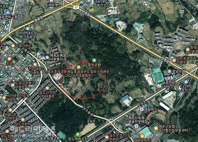 카카오맵의 위치도. 빨간 선 서쪽 방향 천수동로 길로 주출입구가 예정돼 있다. 입주 예정자들은 동쪽 번영로 방면으로도 출입구를 추가로 개설해줄 것을 요구하고 있다.