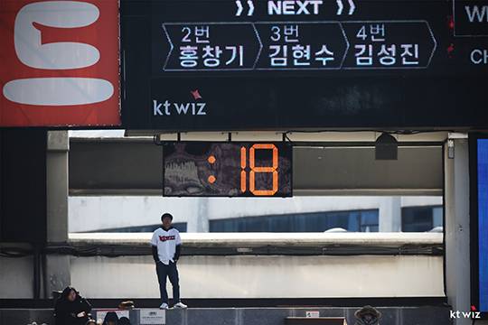 수원 KT 위즈파크에서 열린 시범경기 도중 외야 쪽 피치클락 모습 (사진=KT)