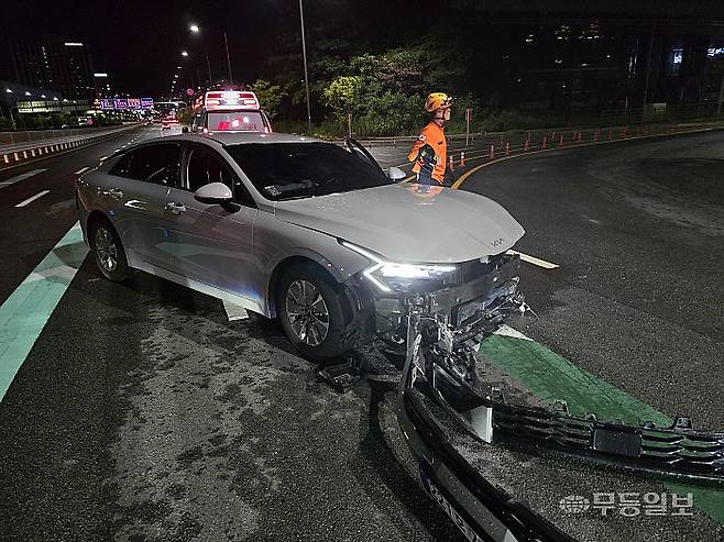 지난 11일 오후 11시10분께 광주 북구 연제동 왕복 10차로에서 음주운전 차량이 중앙분리대를 들이받았다. 사진은 사고 현장을 수습해 2차 사고를 막은 대창운수 소속 첨단 95번 시내버스 기사 김태헌씨가 촬영한 사고 현장. 김태헌씨 제공