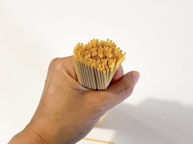 파스타면_쥐고있는_손_jpg