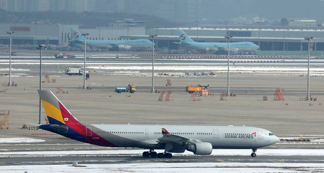 인천국제공항 활주로에서 아시아나항공 여객기가 오가고 있다. (사진=뉴시스)
