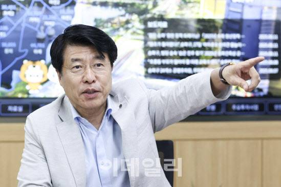 서강석 송파구청장이 18일 이데일리와의 인터뷰에서 민선 8기 주요 성과에 대해 설명하고 있다. (사진=이영훈 기자)