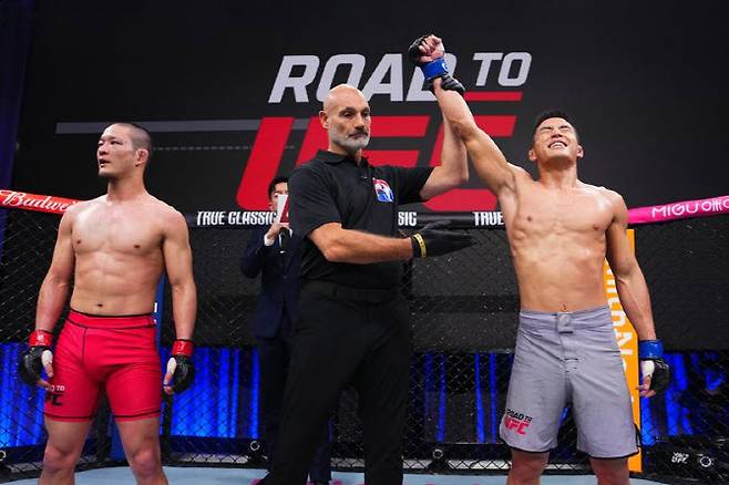 로드 투 UFC 시즌4 8강전에서 승리한 윤창민. 사진=UFC