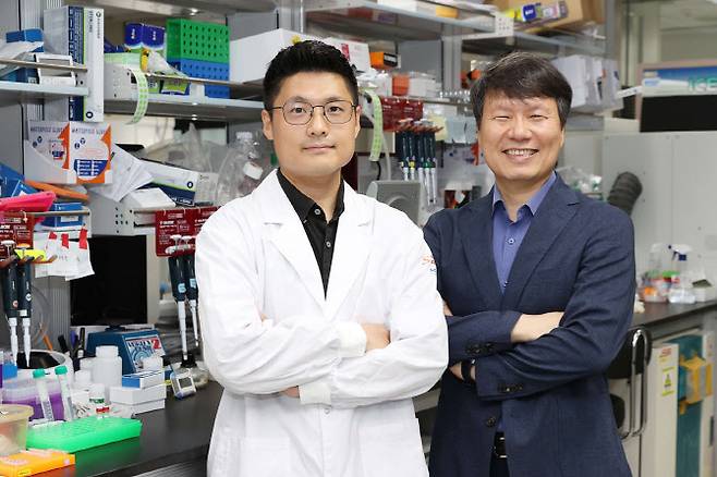 연구진 사진.(왼쪽부터)신종필 KAIST 생명과학과 박사, 허원도 교수.(사진=KAIST)