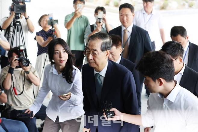 한덕수 전 국무총리가 19일 오전 12·3 비상계엄 사태에 가담·방조한 혐의로 피의자 조사를 받기 위해 서초동 서울고등법원에 마련된 내란특별검사팀 사무실에 출석하고 있다. (사진=이영훈 기자)