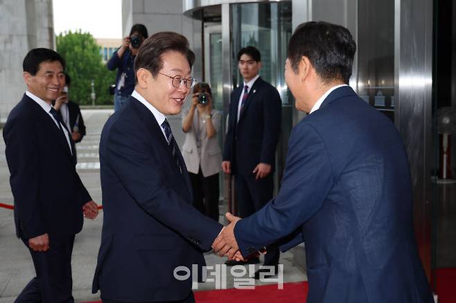 이재명 대통령이 지난 6월 26일 첫 국회 시정연설을 하기 위해 국회에 도착해 본회의장으로 향하던 중 정청래 더불어민주당 대표와 악수하고 있다. (사진=방인권 기자)