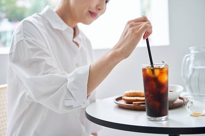 커피는 이뇨작용을 촉진, 몸속 수분을 배출하기 때문에 평소 심장-뇌혈관이 좋지 않은 사람은 절제하는 것이 좋다. [사진=게티이미지뱅크]