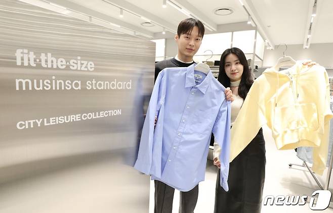 경기 부천시 현대백화점 중동점 유플렉스 '무신사 스탠다드' 매장에서 직원이 제품을 소개하고 있다.(현대백화점 제공) 2024.4.8/뉴스1