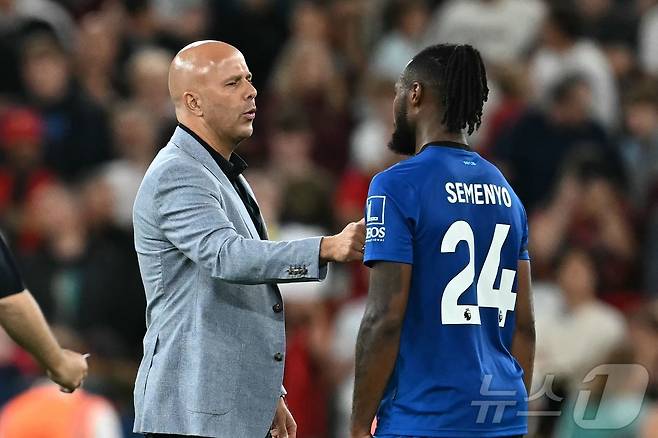 리버풀전이 끝난 뒤 대화를 나누는 본머스의 앙투안 세메뇨와 리버풀의 아르네 슬롯 감독. ⓒ AFP=뉴스1