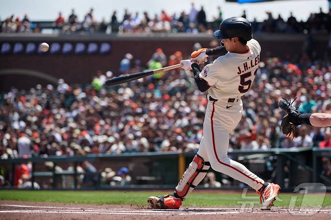 타격하는 이정후. ⓒ 로이터=뉴스1