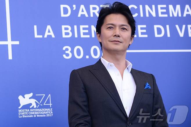 일본 배우 후쿠야마 마사하루가 2017년 9월 5일 베네치아에서 열린 제74회 베네치아 영화제 경쟁 부문에서 상영된 영화 '제3의 살인' 포토콜에 참석하고 있다. 2017.9.5 ⓒ AFP=뉴스1 ⓒ News1 김경민 기자