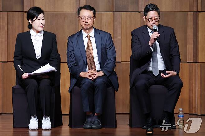(왼쪽부터) 김정숙 한국화랑협회 홍보이사, 이성훈 한국화랑협회 회장, 패트릭 리 프리즈 서울 디렉터가 19일 서울 중구 신라호텔에서 열린 키아프 서울(Kiaf SEOUL) 프리즈 서울(FRIEZE SEOUL) 2025 공동 기자간담회에서 질문에 답변하고 있다.ⓒ 뉴스1 김명섭 기자