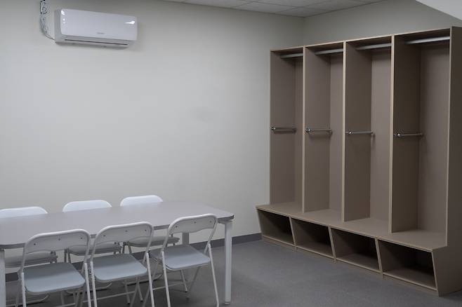 신설된 수원종합운동장 원정팀 감독실. (수원FC 제공)