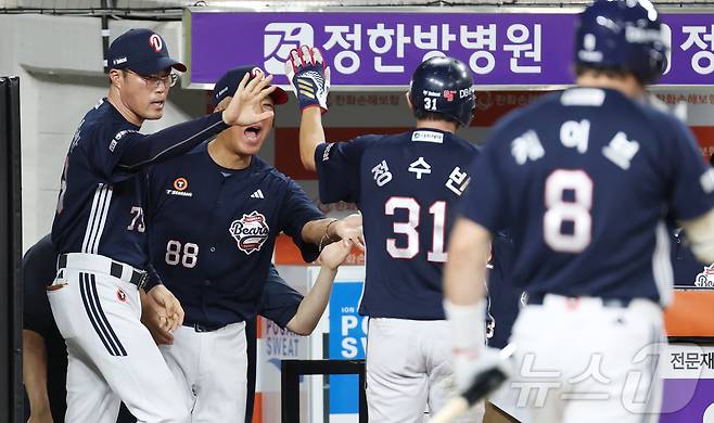 19일 대전 한화생명볼파크에서 열린 프로야구 '2025 신한 SOL 뱅크 KBO리그' 한화이글스 대 두산베어스 경기에서 두산 정수빈이 7회초 1사 2,3루에서 2타점 3루타를 친 뒤 역전 득점까지 올리며 홈에 들어오고 있다. 2025.8.19/뉴스1 ⓒ News1 김기남 기자