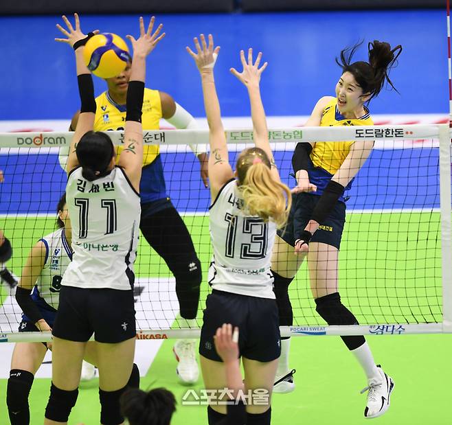 현대건설 고예림이 11일 수원체육관에서 열린 2024~2025 V-리그 한국도로공사와 경기에서 스파이크를 날리고 있다.  2025. 2. 11. 수원 | 최승섭기자 thunder@sportsseoul.com