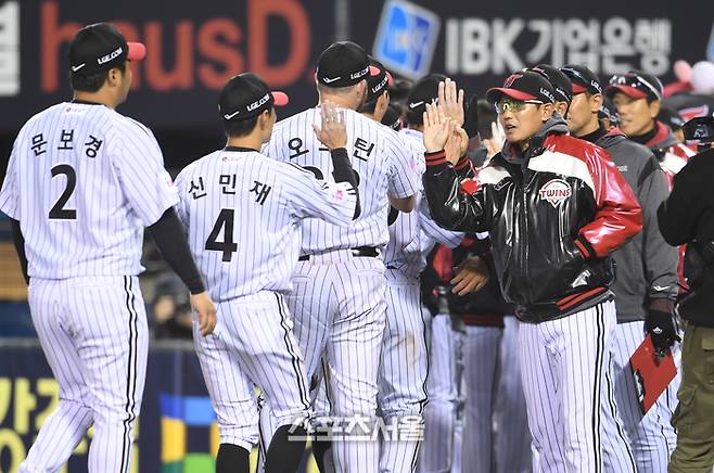 LG 염경엽 감독(오른쪽)이 25일 서울 잠실구장에서 열린 2025 KBO리그 한화와 경기에서 5-0으로 승리하고 개막 3연승을 기록한 뒤 선수들과 하이파이브를 하고 있다. 잠실 | 박진업 기자 upandup@sportsseoul.com