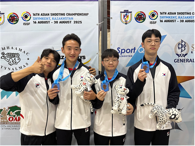 제16회 쉽켄트 아시아사격선수권대회 공기권총 남자 유스부에서 은메달을 차지한 왼쪽 두 번째부터 구자민(동변중), 변상우(흥덕고), 김성윤(안남고). 사진 | 대한사격연맹
