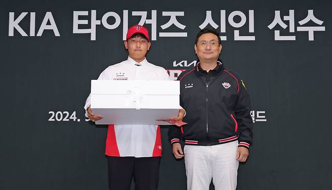 KIA 타이거즈 김정엽(왼쪽)과 심재학 단장. 사진제공=KIA 타이거즈