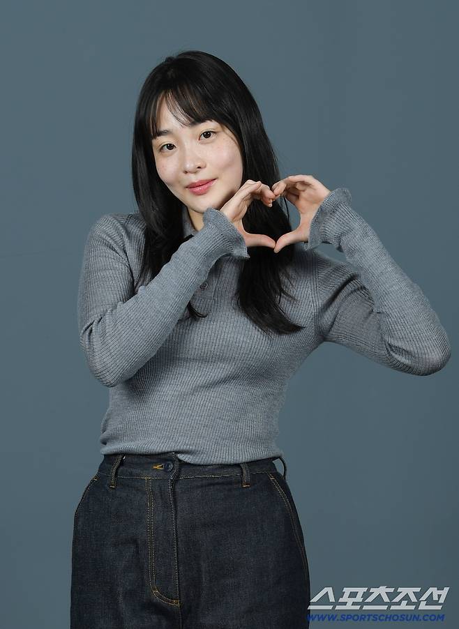 제4회 청룡시리즈어워즈에서 신인여우상 수상한 김민하가 7일 스포츠조선과의 인터뷰에 앞서 포즈를 취하고 있다. 박재만 기자 pjm@sportschosun.com/2025.08.07/