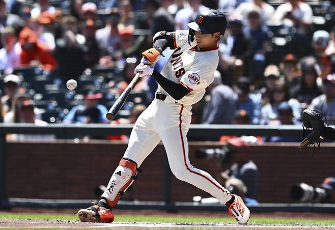 이정후가 1회말 첫 타석에서 우측으로 라인드라이브 2루타를 터뜨리고 있다. AP연합뉴스