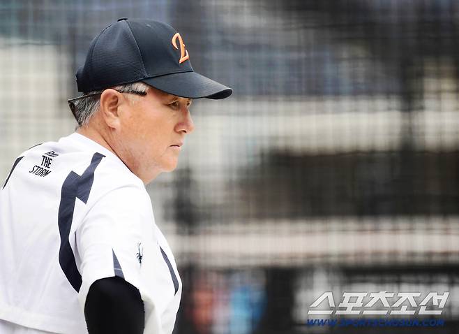 12일 대전 한화생명 볼파크에서 열린 한화 이글스와 롯데 자이언츠의 경기. 선수들의 훈련을 지켜보고 있는 한화 김경문 감독. 대전=송정헌 기자songs@sportschosun.com/2025.08.12/