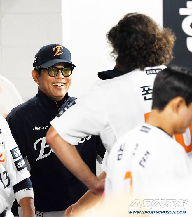 30일 대전 한화생명볼파크에서 열린 한화 이글스와 삼성 라이온즈의 경기. 포수 최재훈과 양상문 코치가 6이닝 무실점 호투를 펼친 선발 폰세를 칭찬하고 있다. 대전=박재만 기자 pjm@sportschosun.com/2025.07.30/