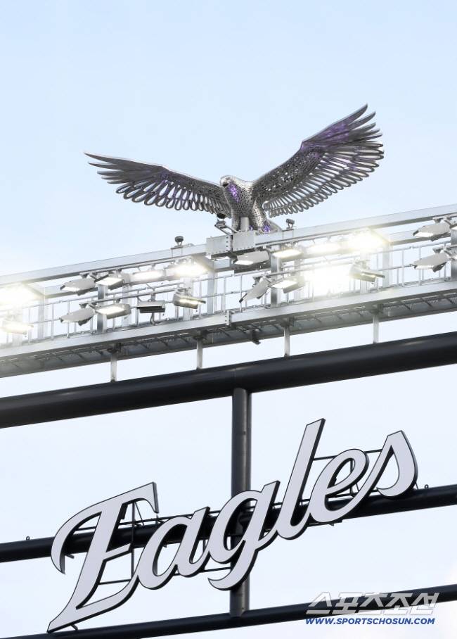 29일 대전 한화생명볼파크에서 열린 KIA-한화전. 우측 외야 상단에 대형 독수리 조형물이 위용을 뽐내고 있다. 대전=정재근 기자 cjg@sportschosun.com/2025.3.29/