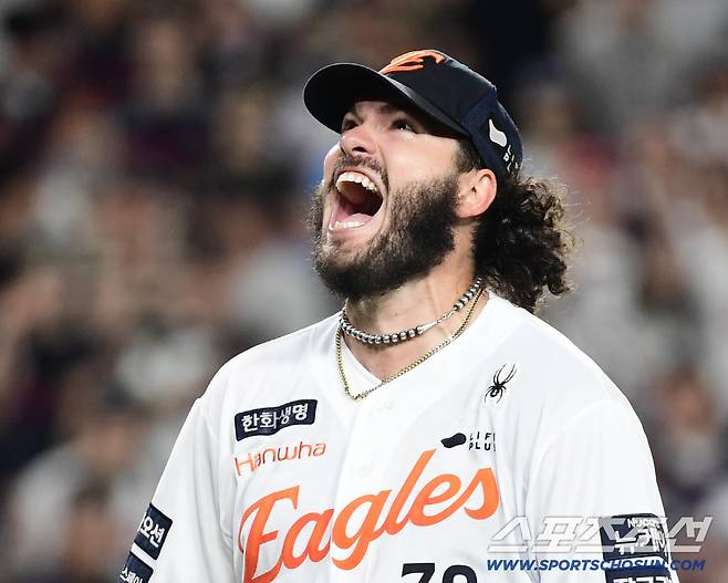 12일 대전 한화생명 볼파크에서 열린 한화 이글스와 롯데 자이언츠의 경기. 6회초 무사 2루에서 롯데 김동혁, 한태영, 고승민 3타자 삼진 3개를 잡아내며 위기를 넘김 폰세. 대전=송정헌 기자songs@sportschosun.com/2025.08.12/