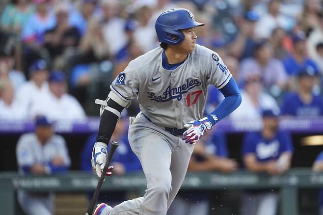LA 다저스 오타니 쇼헤이가 19일(한국시각) 쿠어스필드에서 열린 콜로라도 로키스전에서 2회초 적시타를 터뜨리고 있다. AP연합뉴스