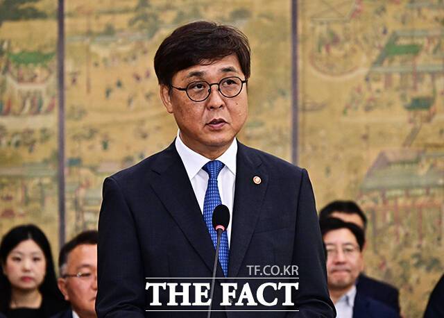 최휘영 문화체육관광부 장관이 19일 오전 서울 여의도 국회에서 열린 문화체육관광위원회 전체회의에 참석해 2024 회계연도 결산에 대한 제안설명을 하고 있다. /국회=배정한 기자