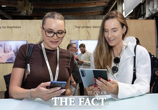 지난달 미국 뉴욕에서 열린 '갤럭시 언팩' 관람객들이 '갤럭시Z폴드7'(오른쪽)과 '갤럭시Z플립7'을 체험하고 있다. /뉴시스