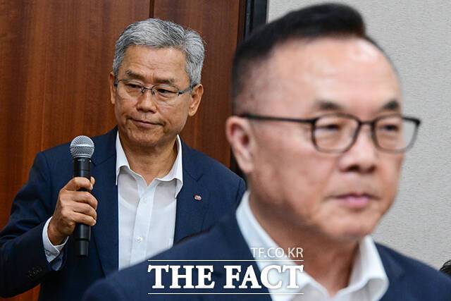 김동철 한국전력 사장(왼쪽)과 황주호 한국수력원자력 사장이 19일 서울 여의도 국회에서 열린 산업통상자원중소벤처기업위원회 전체회의에 출석해 의원 질의에 답변하고 있다. 이날 국회 산자위는 한국수력원자력과 한국전력이 미국 웨스팅하우스와 체결한 계약이 '졸속 불공정 협약'이 아니냐며 따졌다. /국회=남윤호 기자