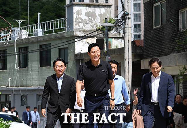 오세훈 서울시장이 19일 오후 서울 서대문구 현저동 모아타운을 방문하고 있다. /박헌우 기자