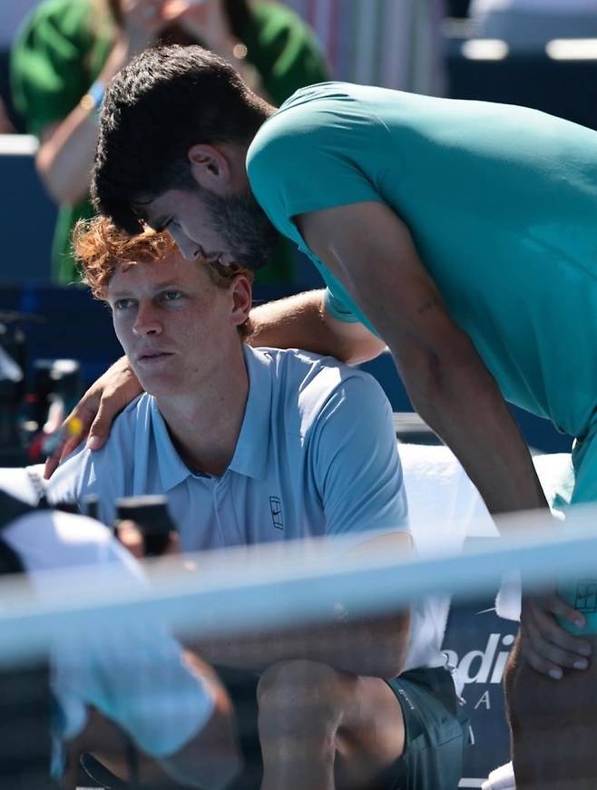 기권한 야니크 시너를 위로해주는 카를로스 알카라스. 사진/ATP 투어